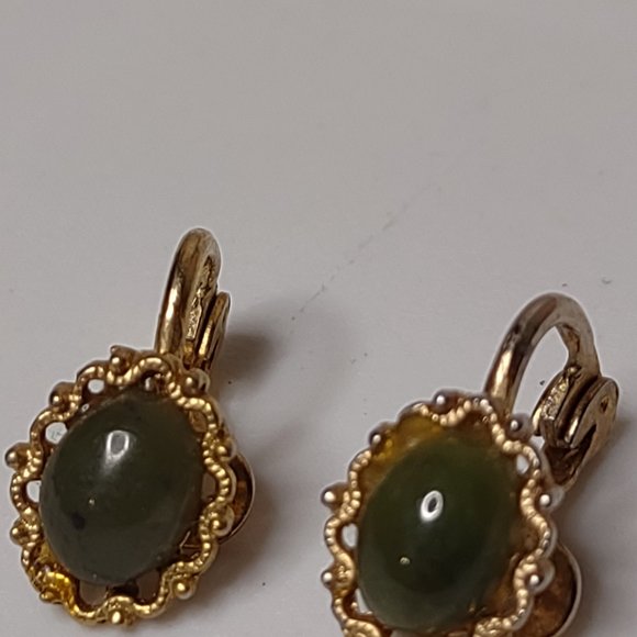 Vintage Green And Gold Tone Clip On Earrings - Picture 5 of 15